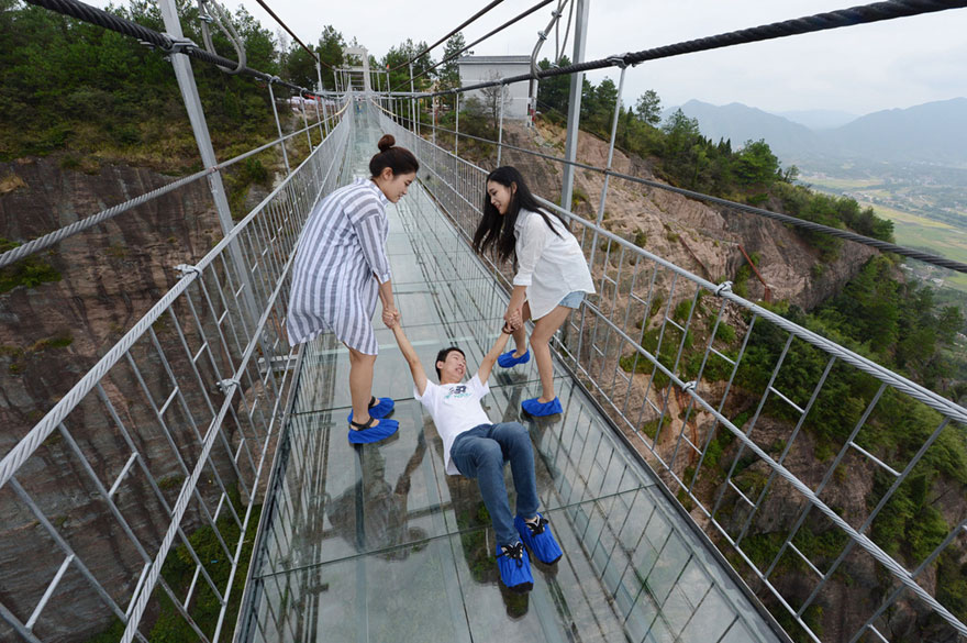 В Китае построили самый длинный стеклянный мост в мире для храбрецов - 5