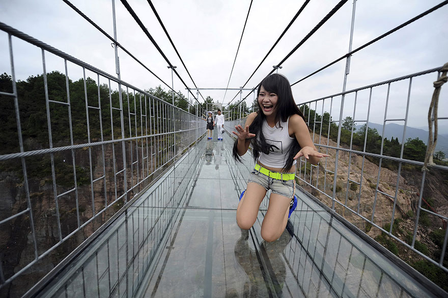 В Китае построили самый длинный стеклянный мост в мире для храбрецов - 2
