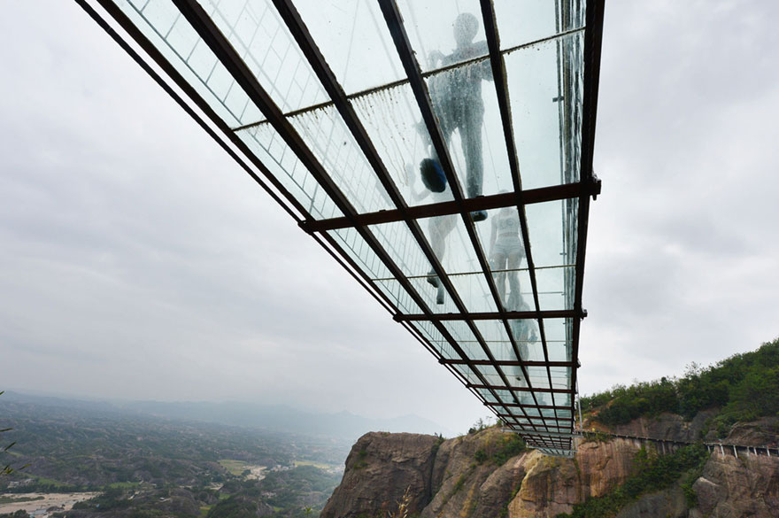 В Китае построили самый длинный стеклянный мост в мире для храбрецов - 4