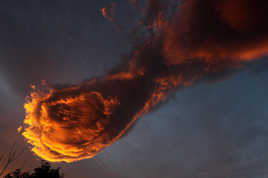 Над Португалией сфотографировали потрясающее огненное облако «Рука Бога»-2