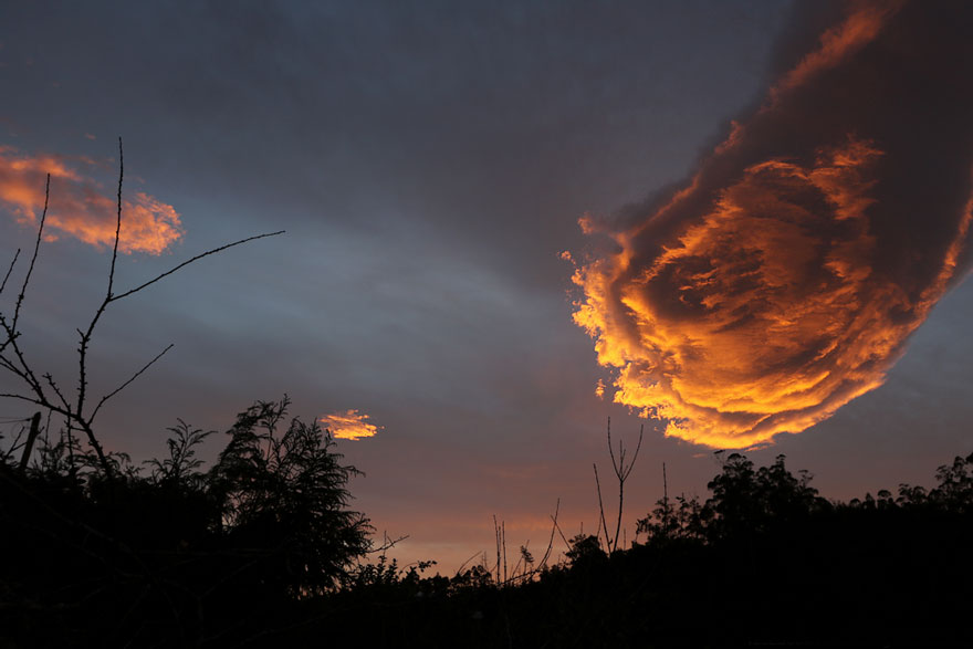 Над Португалией сфотографировали потрясающее огненное облако «Рука Бога»-1