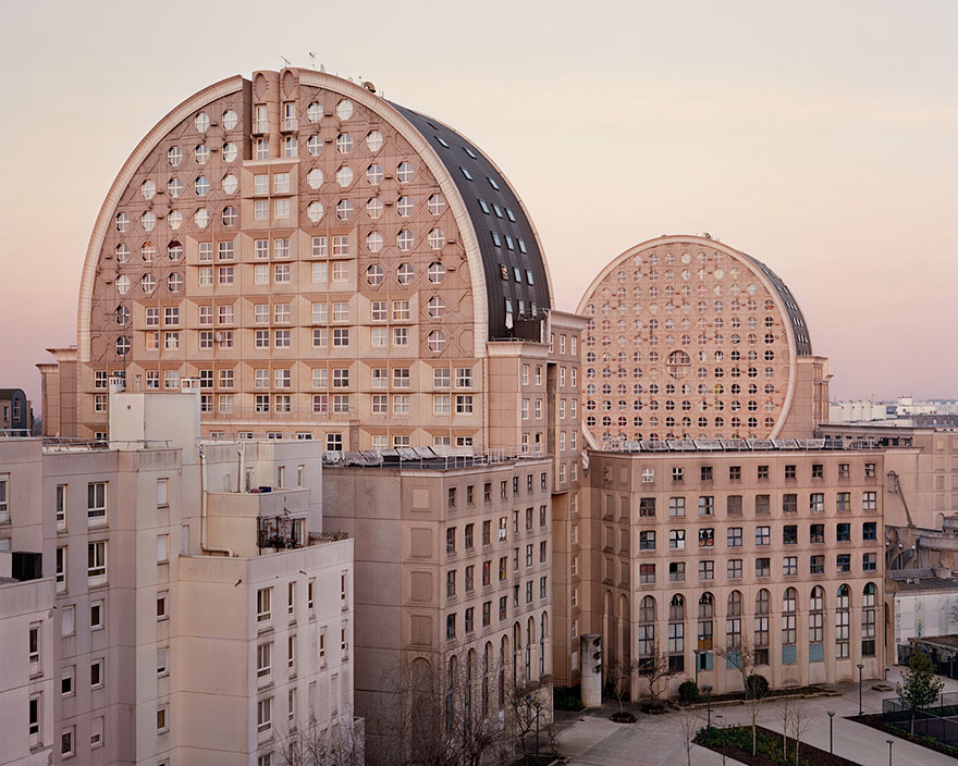 Футуристический парижский пригород в фотопроекте Лорана Кроненталя-30