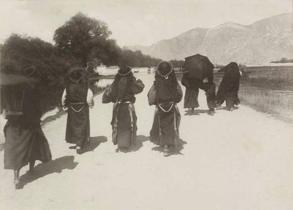 Эти фотографии стали первыми фотографическими изображениями Тибета