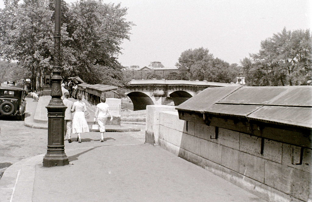 На экскурсию в Париж: столица Франции в объективе фотографа-любителя в 1955 году 17