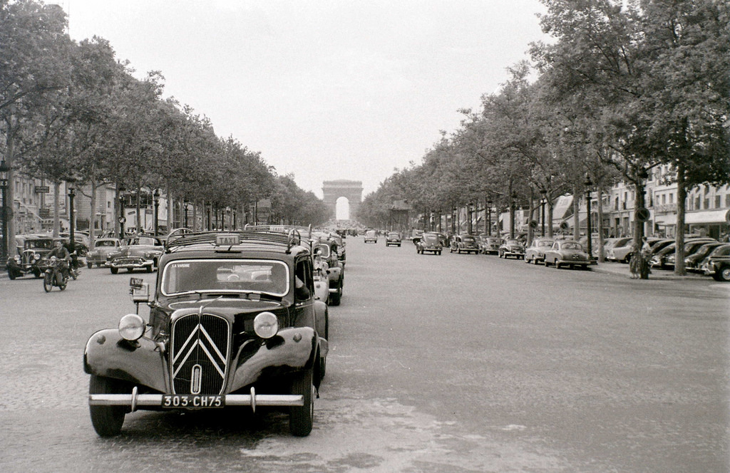 На экскурсию в Париж: столица Франции в объективе фотографа-любителя в 1955 году 20