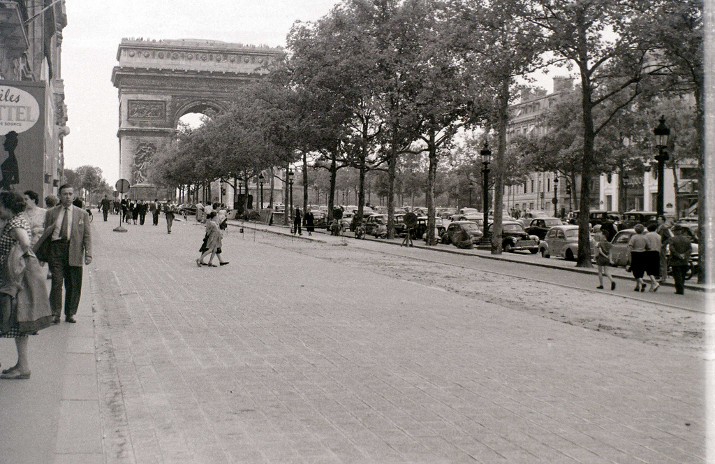 На экскурсию в Париж: столица Франции в объективе фотографа-любителя в 1955 году 21