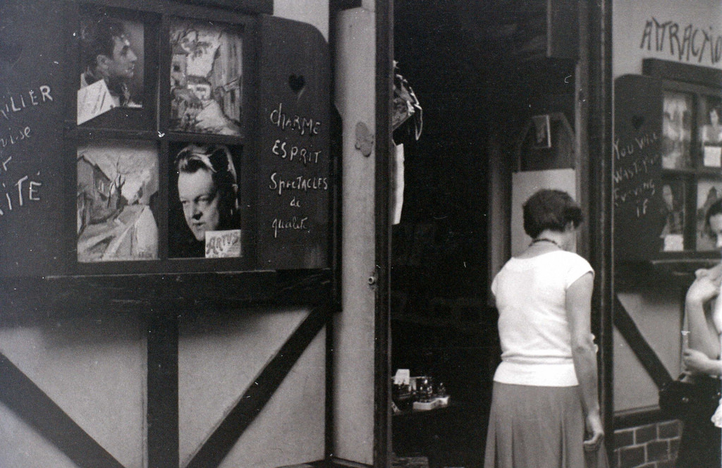 На экскурсию в Париж: столица Франции в объективе фотографа-любителя в 1955 году 50