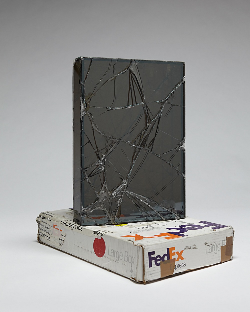 Битое стекло Уалида Бешти – современное искусство из коробок FedEx 2