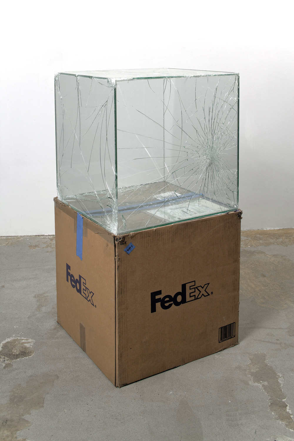 Битое стекло Уалида Бешти – современное искусство из коробок FedEx 3