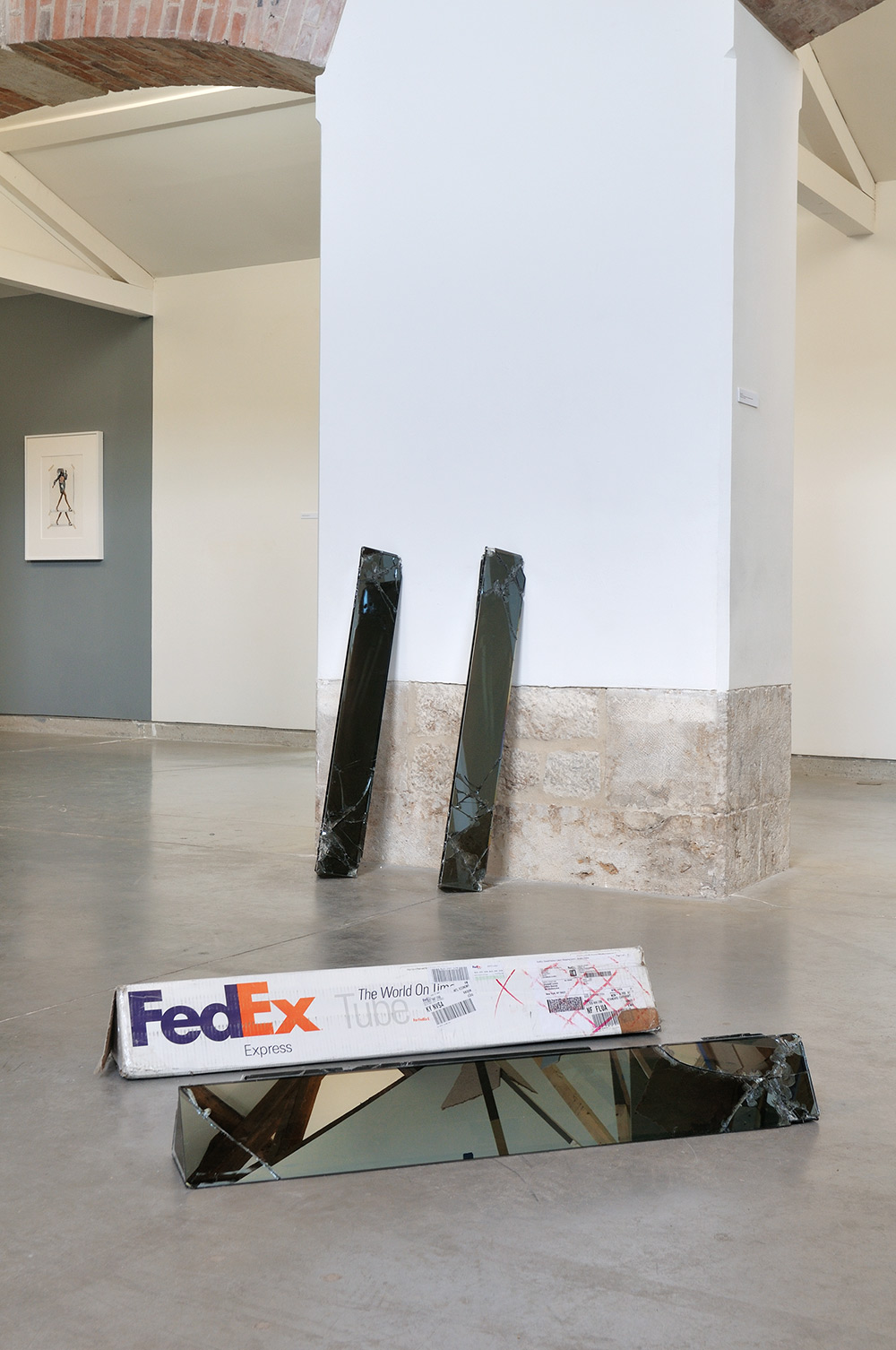 Битое стекло Уалида Бешти – современное искусство из коробок FedEx 5