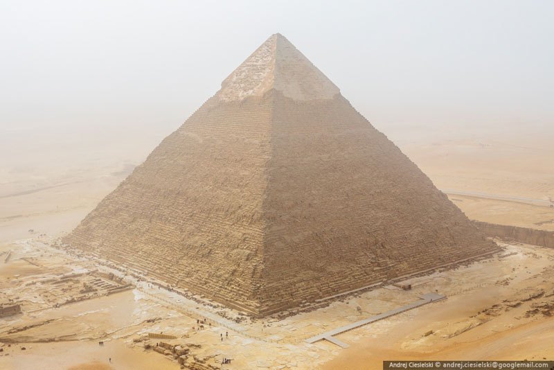 podrostok vzobralsya na piramidu Gizy 4