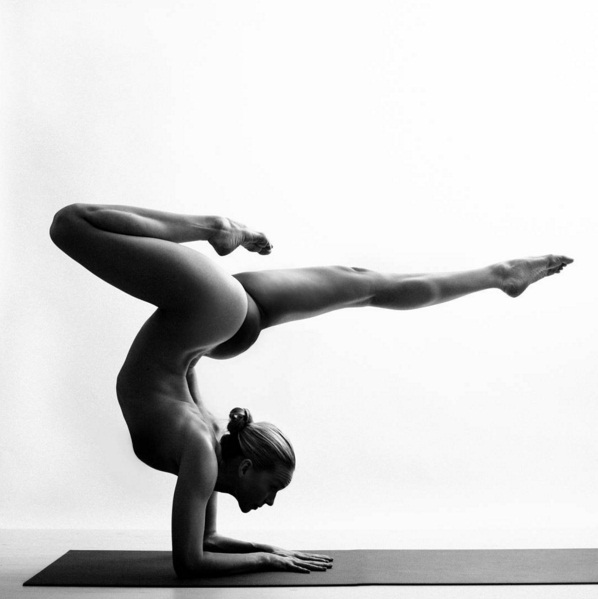 obnazhennaya devushka praktikuet yogu 10