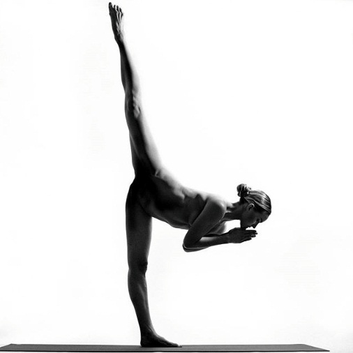 obnazhennaya devushka praktikuet yogu 13
