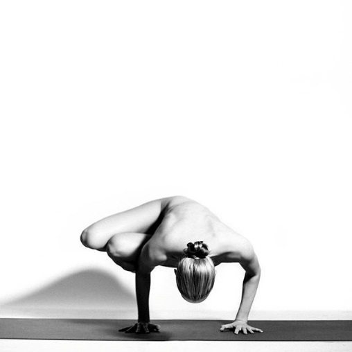 obnazhennaya devushka praktikuet yogu 15
