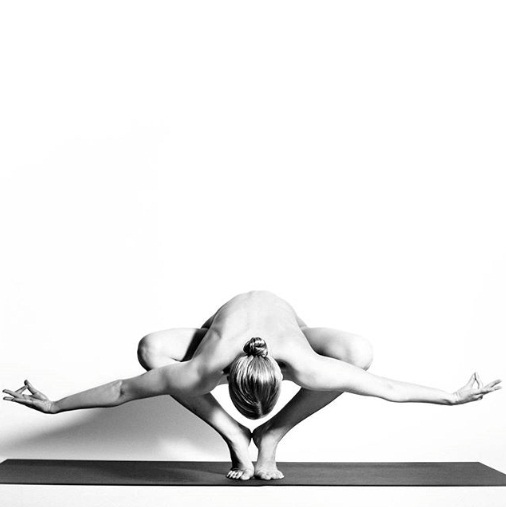 obnazhennaya devushka praktikuet yogu 3