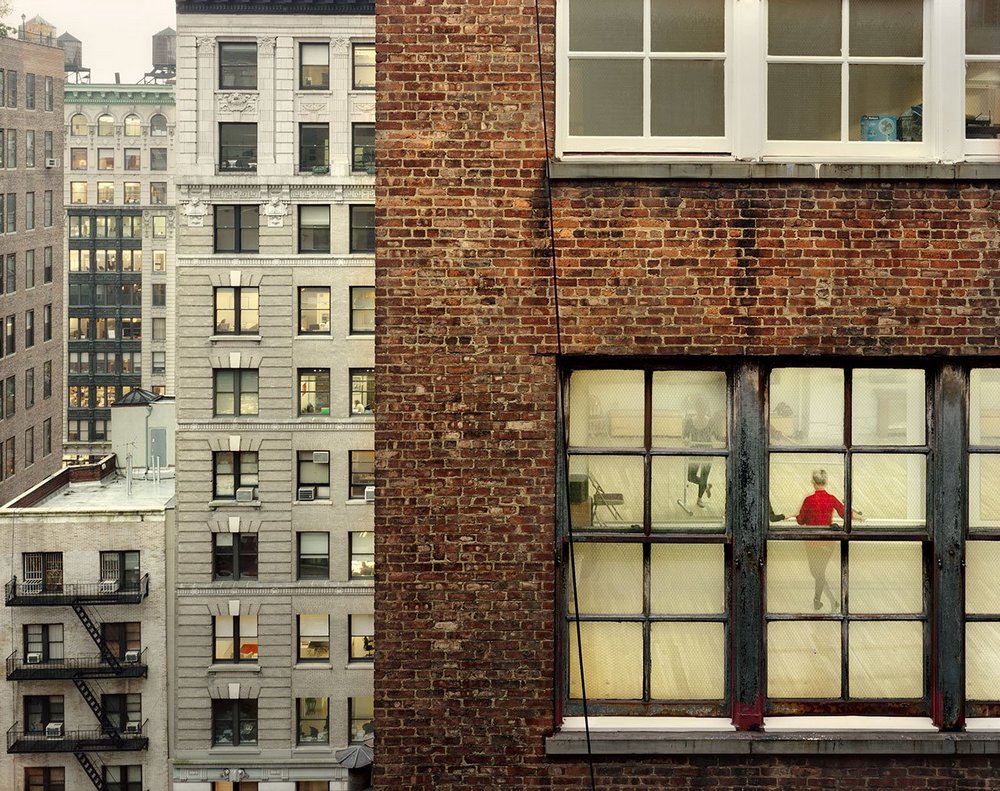 «Из моего окна»: фотограф Гейл Алберт-Халабан заглянула в окна жителей Нью-Йорка 19