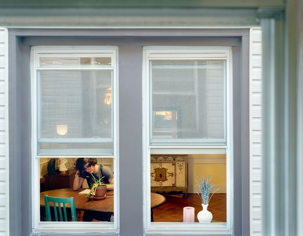 «Из моего окна»: фотограф Гейл Алберт-Халабан заглянула в окна жителей Нью-Йорка 21