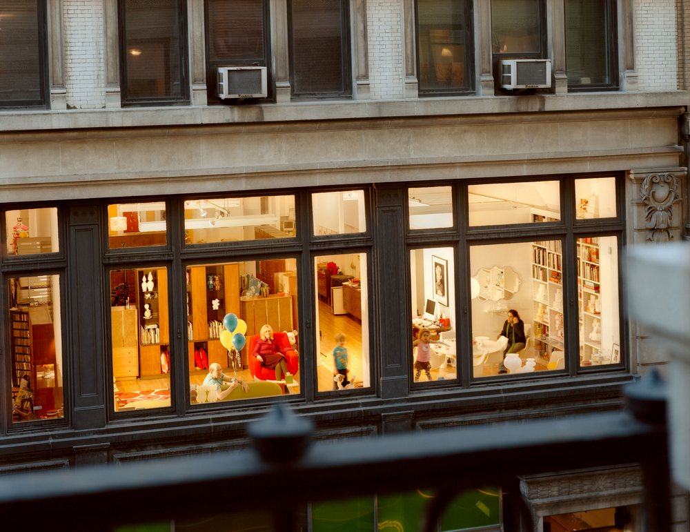 «Из моего окна»: фотограф Гейл Алберт-Халабан заглянула в окна жителей Нью-Йорка 23
