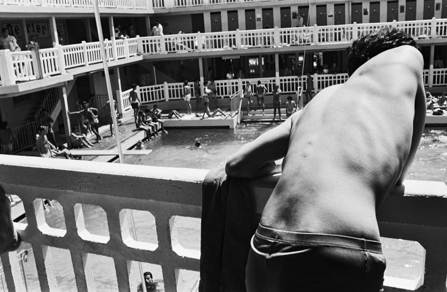 Парижское лето у бассейна. Горячие тела и интересные ракурсы в фотографиях Жиля Ригуле (1985) 10