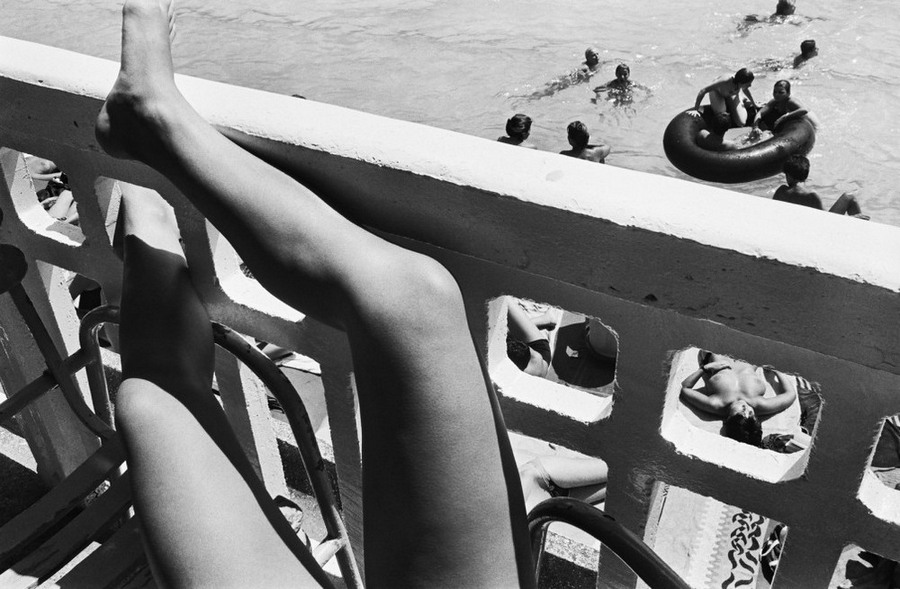 Парижское лето у бассейна. Горячие тела и интересные ракурсы в фотографиях Жиля Ригуле (1985) 11
