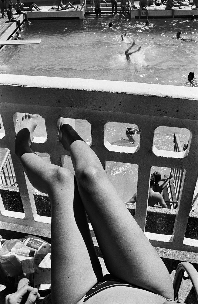 Парижское лето у бассейна. Горячие тела и интересные ракурсы в фотографиях Жиля Ригуле (1985) 14