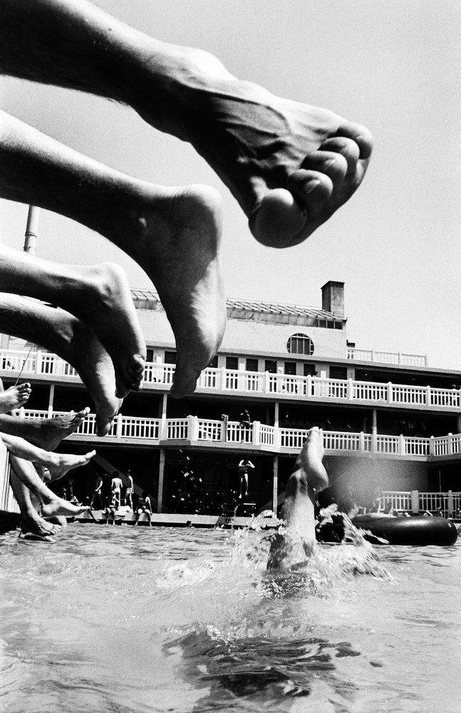 Парижское лето у бассейна. Горячие тела и интересные ракурсы в фотографиях Жиля Ригуле (1985) 19
