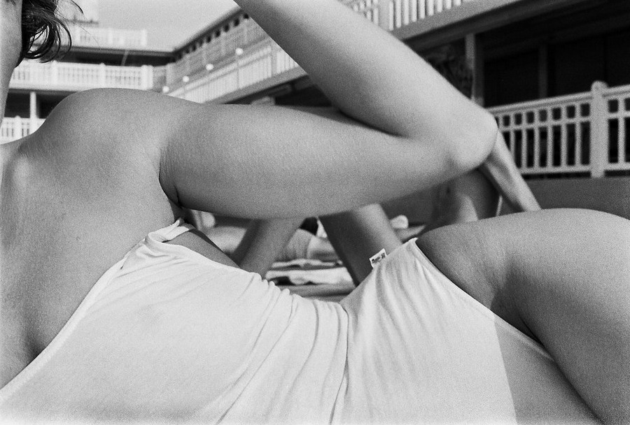 Парижское лето у бассейна. Горячие тела и интересные ракурсы в фотографиях Жиля Ригуле (1985) 2