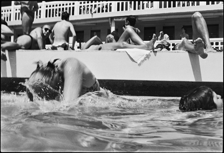 Парижское лето у бассейна. Горячие тела и интересные ракурсы в фотографиях Жиля Ригуле (1985) 20