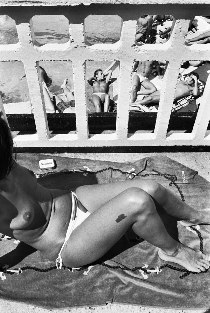 Парижское лето у бассейна. Горячие тела и интересные ракурсы в фотографиях Жиля Ригуле (1985) 25