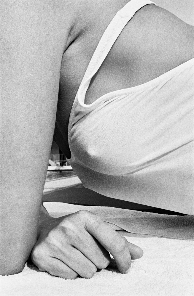 Парижское лето у бассейна. Горячие тела и интересные ракурсы в фотографиях Жиля Ригуле (1985) 26