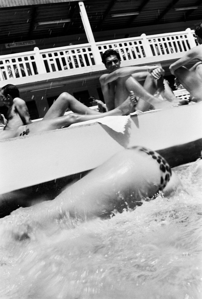 Парижское лето у бассейна. Горячие тела и интересные ракурсы в фотографиях Жиля Ригуле (1985) 4