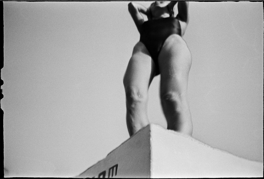 Парижское лето у бассейна. Горячие тела и интересные ракурсы в фотографиях Жиля Ригуле (1985) 5