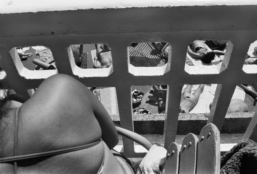 Парижское лето у бассейна. Горячие тела и интересные ракурсы в фотографиях Жиля Ригуле (1985) 6