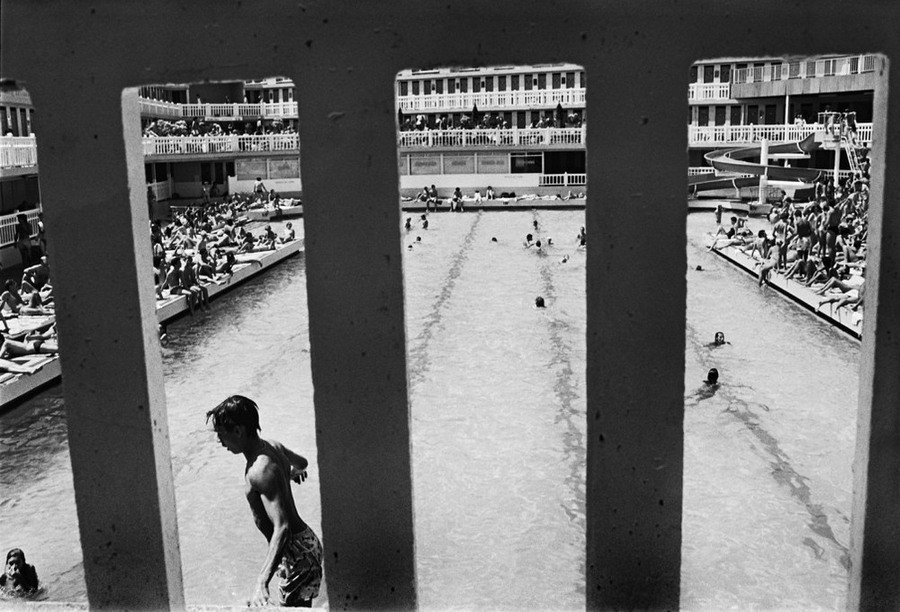 Парижское лето у бассейна. Горячие тела и интересные ракурсы в фотографиях Жиля Ригуле (1985) 8