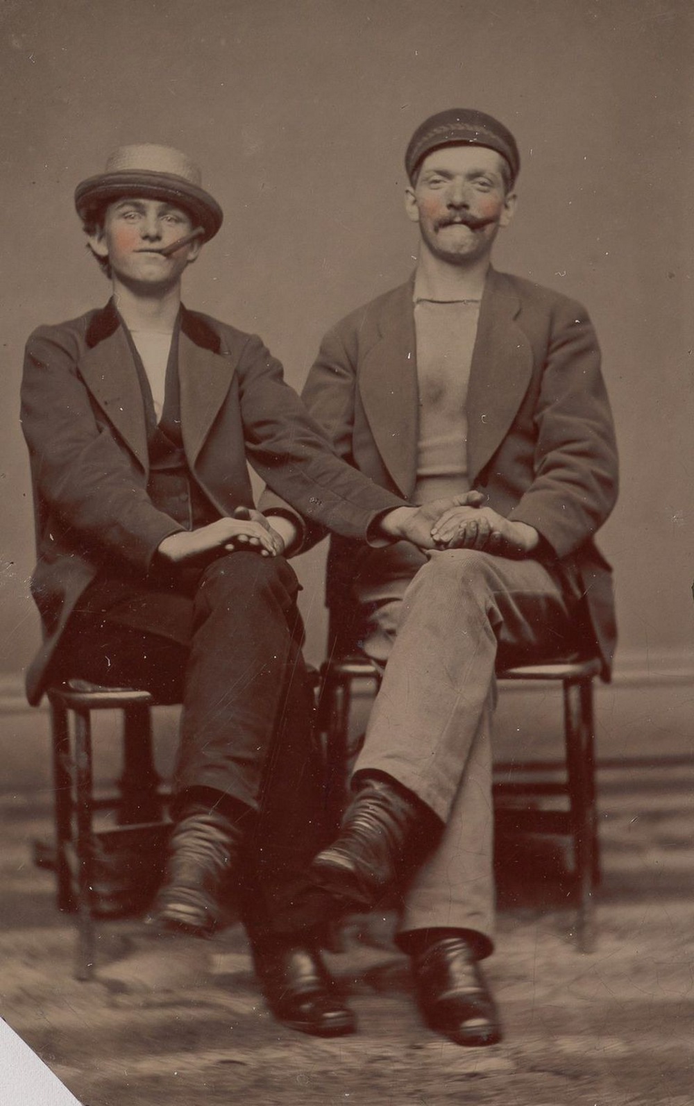 Броманс в викторианскую эпоху: интимные мужские объятия в редких фотографиях конца 1800-х годов  1