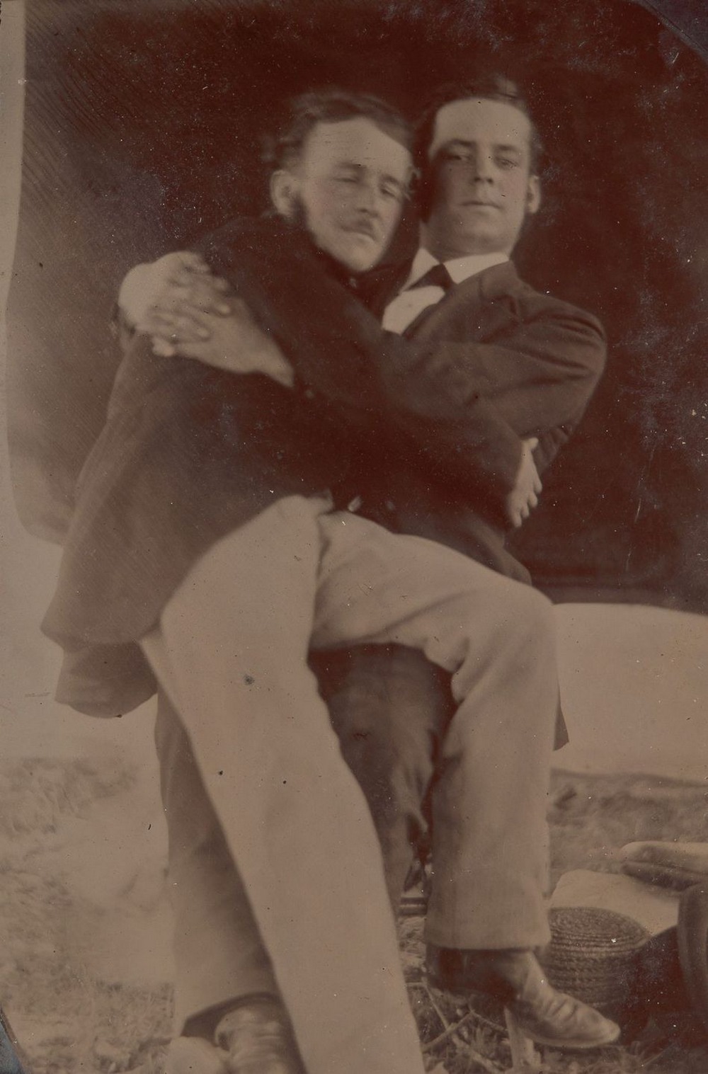 Броманс в викторианскую эпоху: интимные мужские объятия в редких фотографиях конца 1800-х годов  12