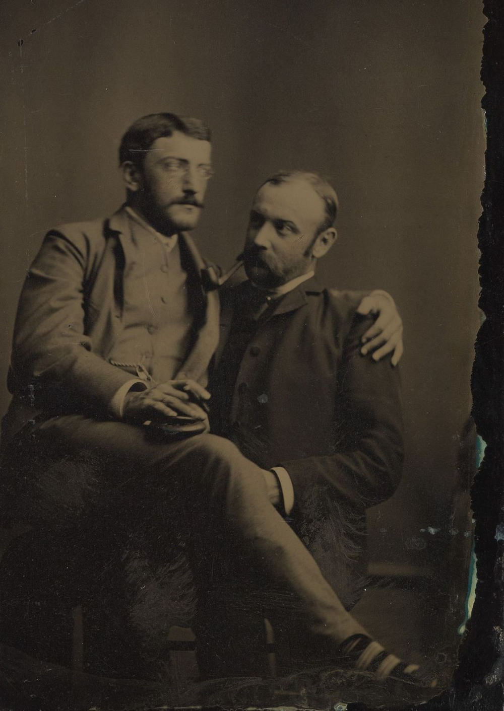 Броманс в викторианскую эпоху: интимные мужские объятия в редких фотографиях конца 1800-х годов  2