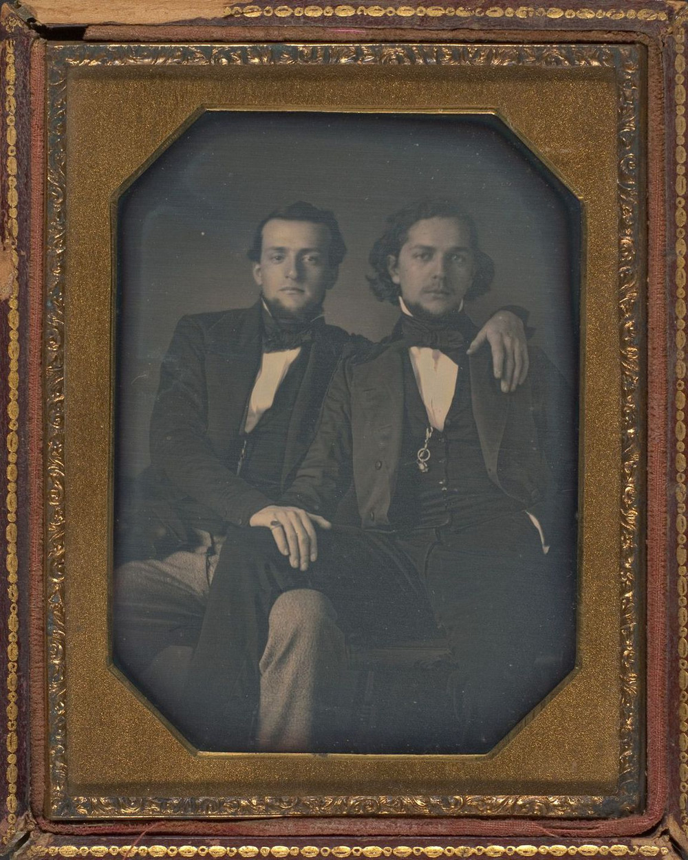 Броманс в викторианскую эпоху: интимные мужские объятия в редких фотографиях конца 1800-х годов  4