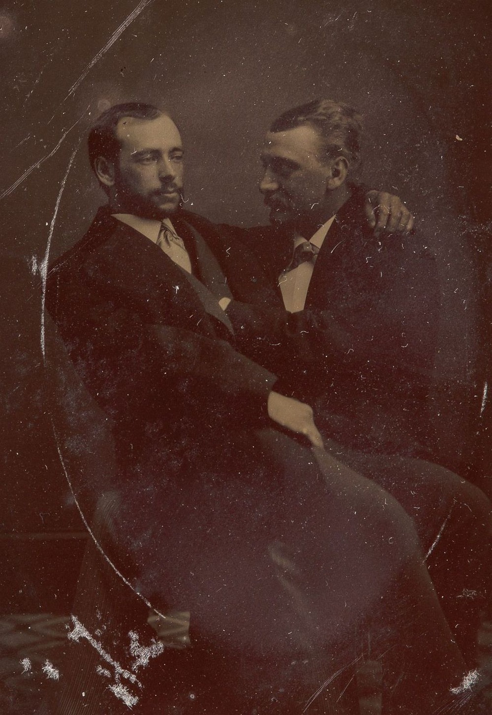 Броманс в викторианскую эпоху: интимные мужские объятия в редких фотографиях конца 1800-х годов  9