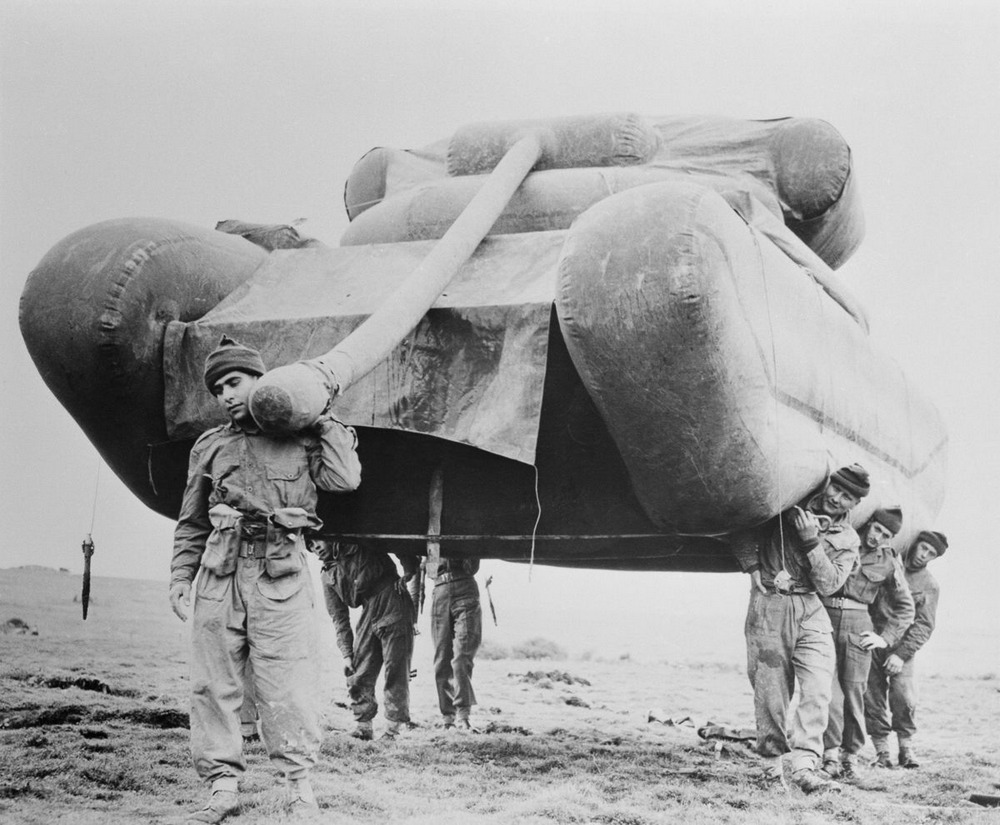 Резиновые танки: как хитрили на войне с не очень тяжёлой техникой. Фотографии 1918-1954 годов 17