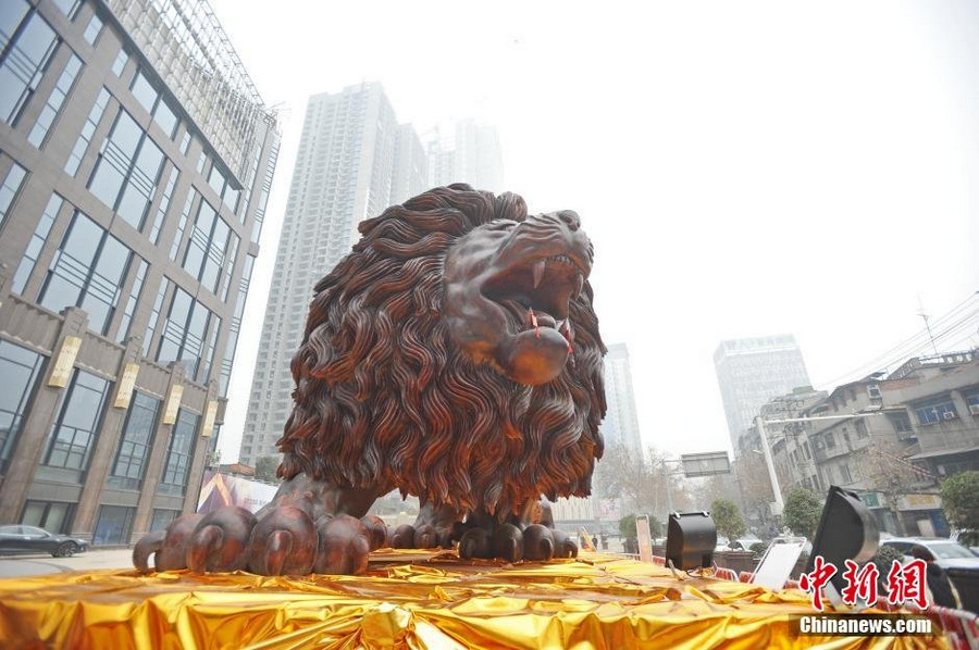 Восточный лев – крупнейшая деревянная скульптура в мире, которую 20 человек вырезали 3 года   1