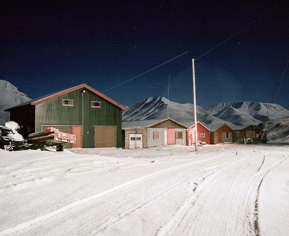 Доминика Гешицка «Это ненастоящая жизнь»: фотопроект о самом северном городе в мире 13