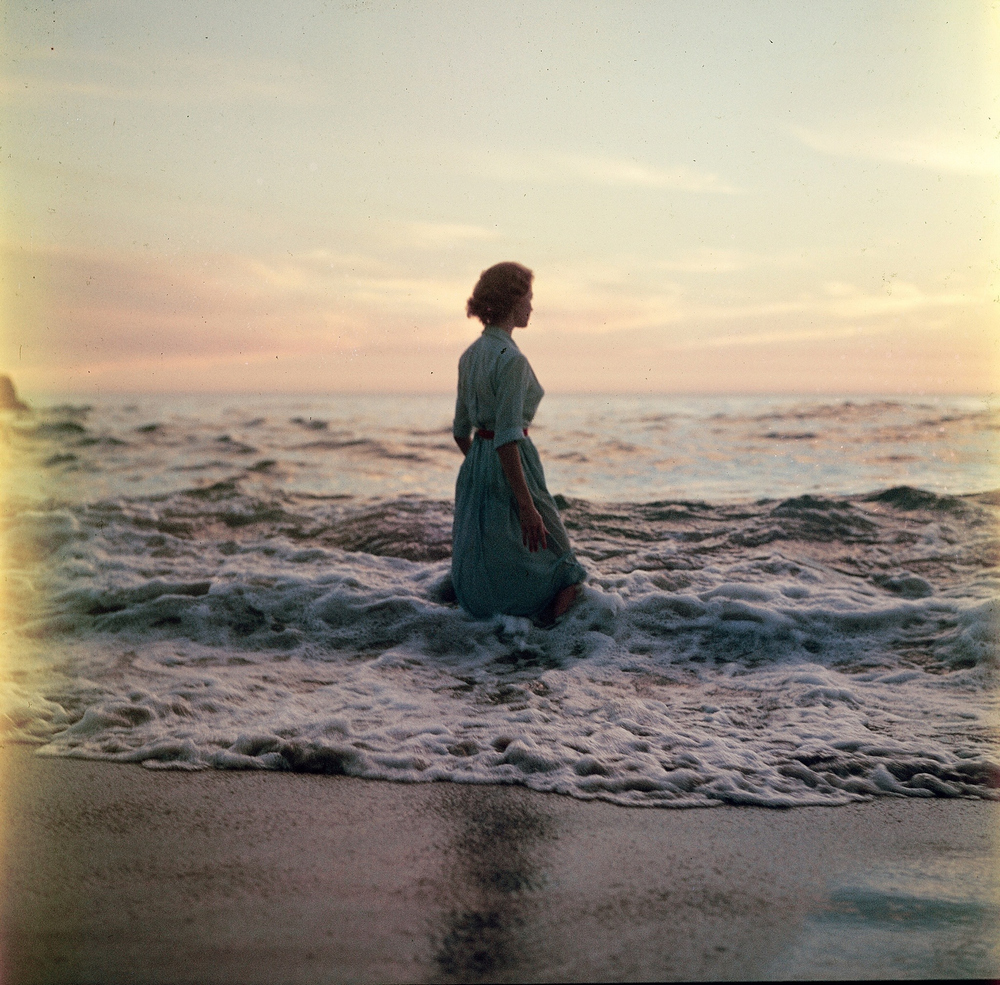 Девушки на пляже: снимки середины прошлого века с нераскрытой тайнойf 5