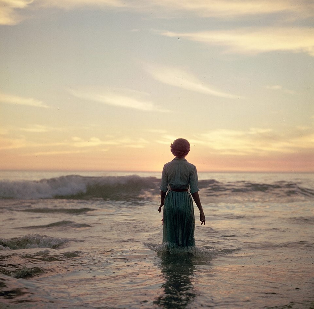 Девушки на пляже: снимки середины прошлого века с нераскрытой тайнойf 9