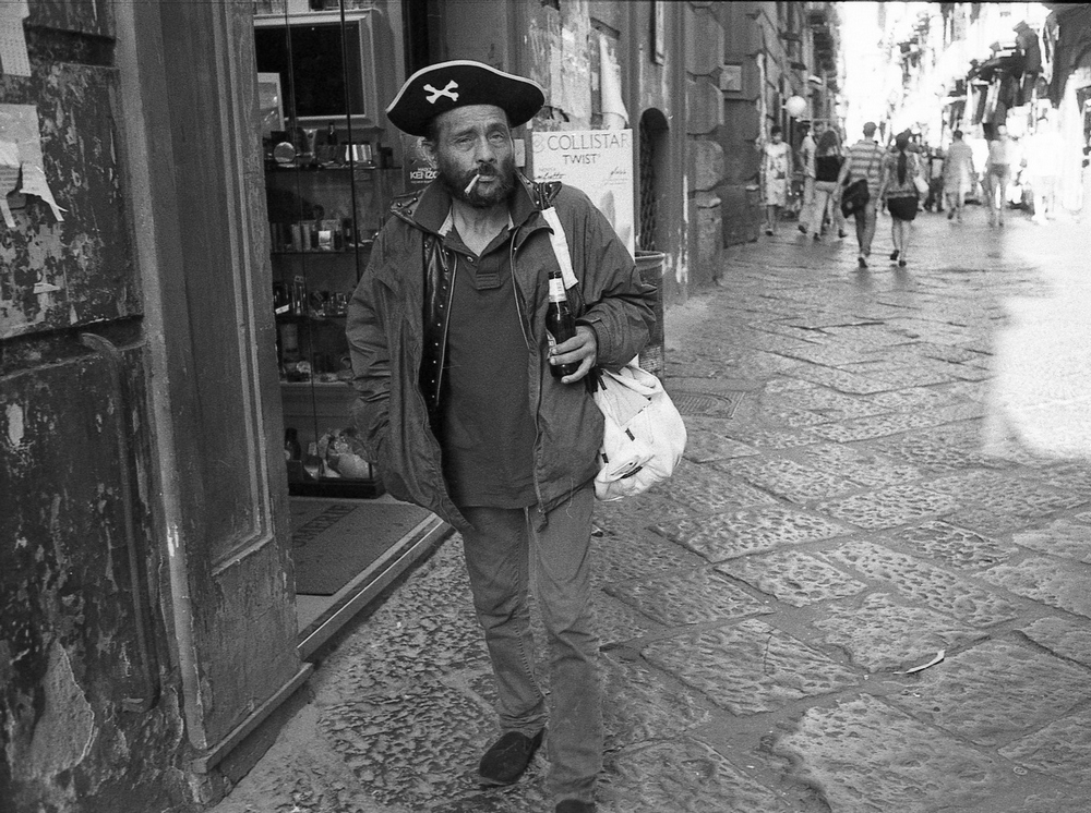 Неаполь в уличных фотографиях Робби Макинтоша 32