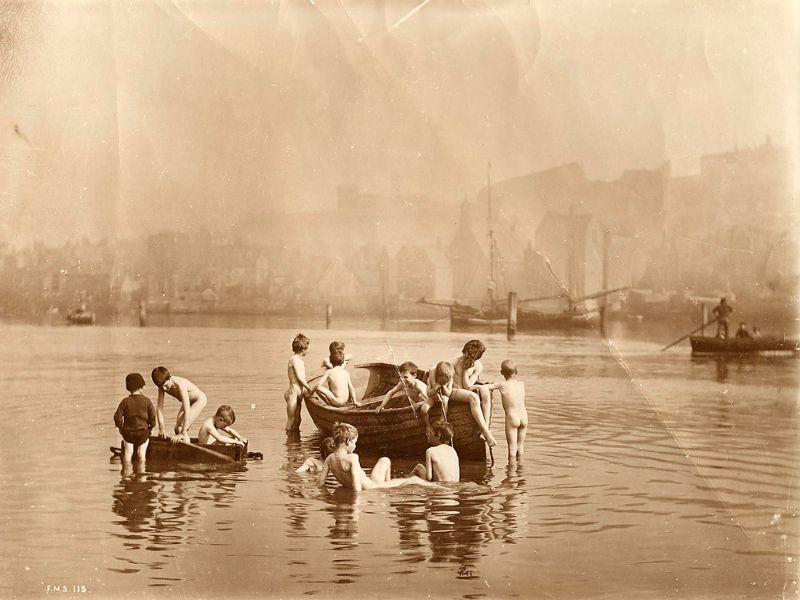 Жизнь английского городка в конце 19 века. Фотограф Фрэнсис Мидоу Сатклифф 36