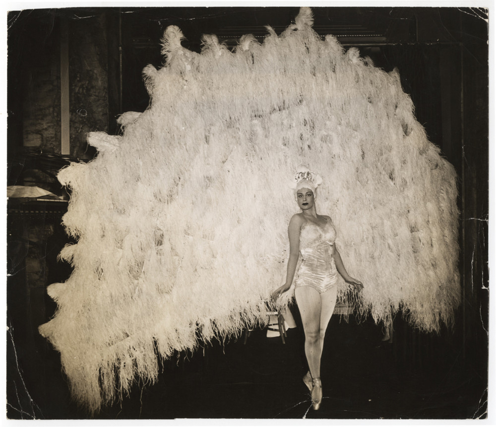 На балу в фешенебельной гостинице «Уолдорф-Астория» балерина Марина Франка в костюме павлина, Манхэттен, Нью-Йорк