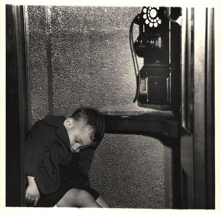 Спит в телефонной будке, Нью-Йорк, 1940