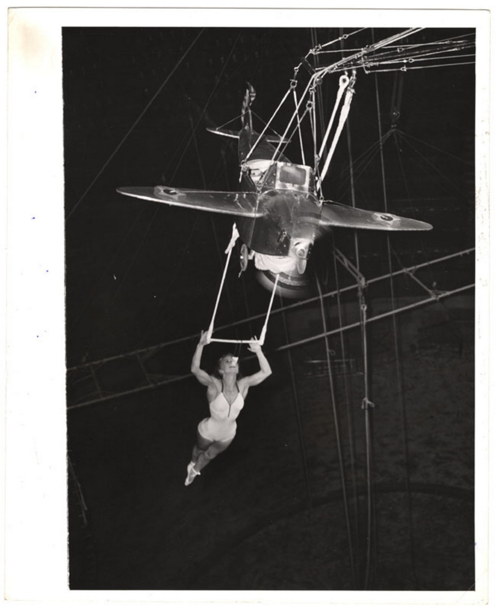 Цирковой акробат, висящий на зубах, 1943