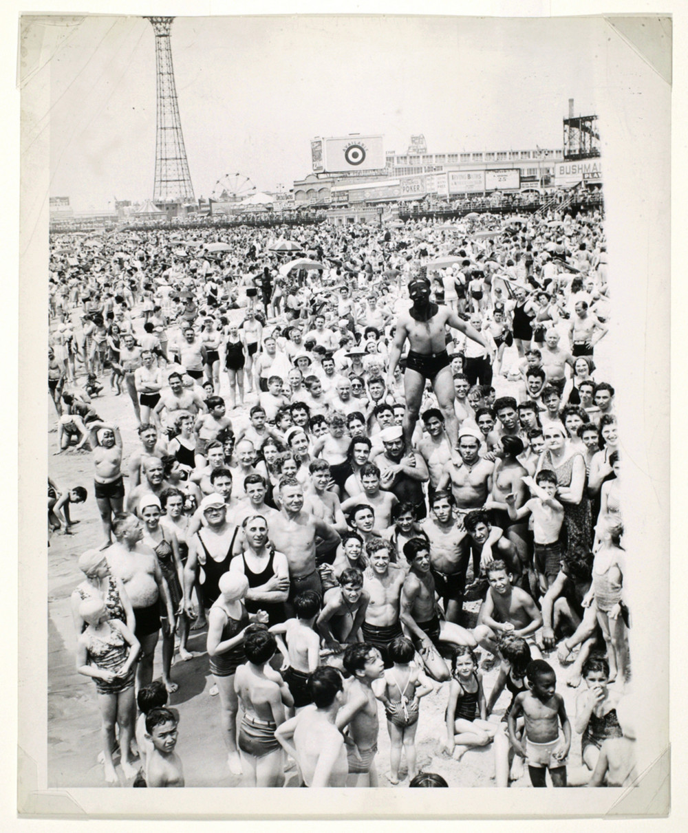 Толпы на пляже Кони-Айленд, Бруклин, 1942